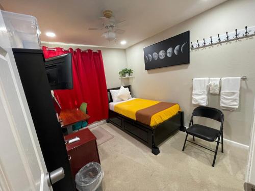 South San Jose House | Room R1 with tempurpedic mattress and top facilities