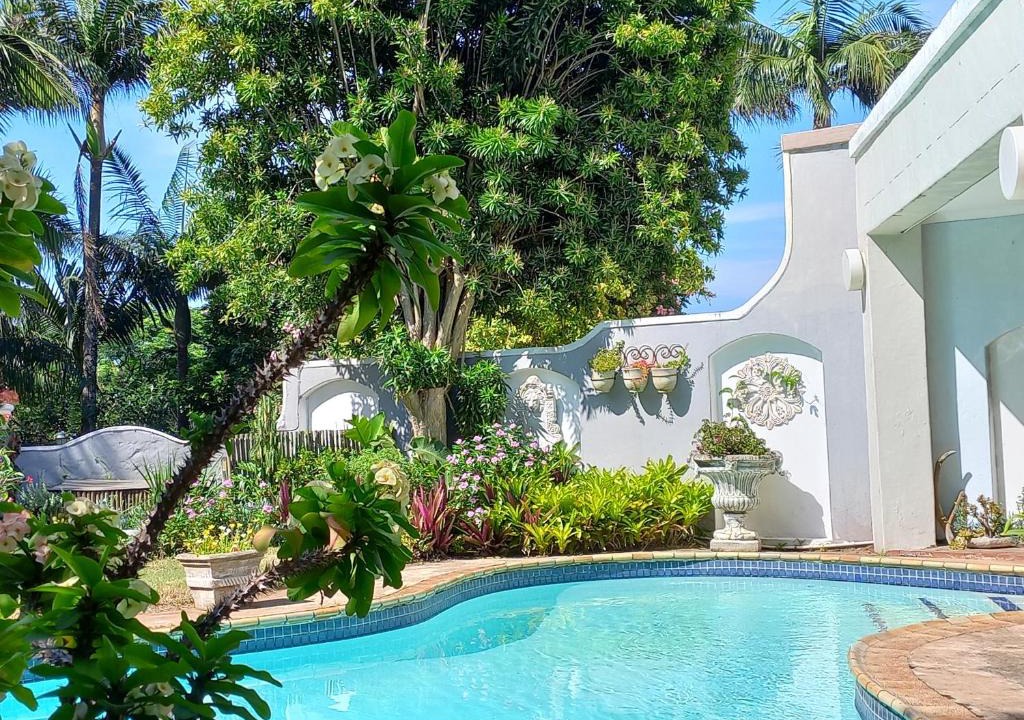 Umhlali Beach House | Royal Palm Suite, Villa Roc Guesthouse, Salt Rock Ballito, Solar Power
