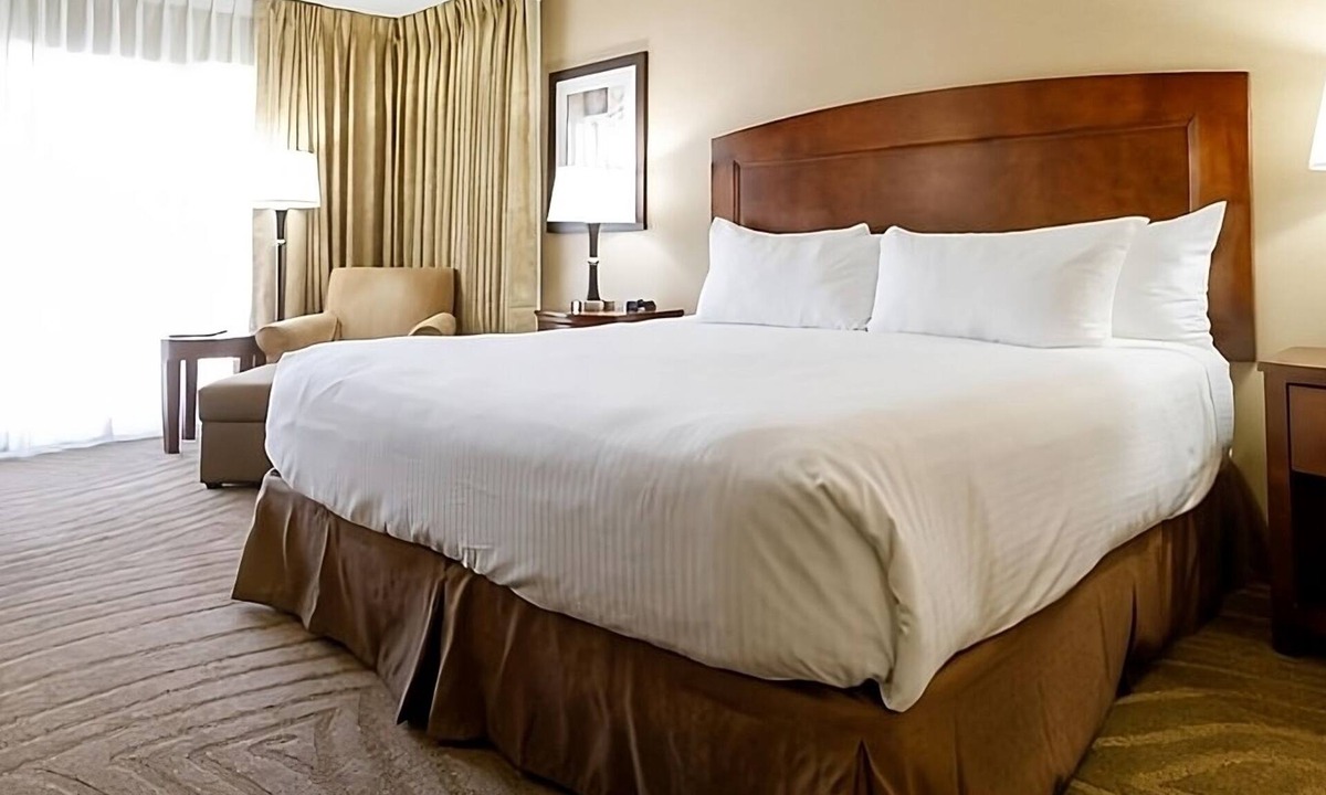 Elko Hotel | Rustic Retreat in the Heart of Elko! Outdoor Pool, Pets Allowed!
