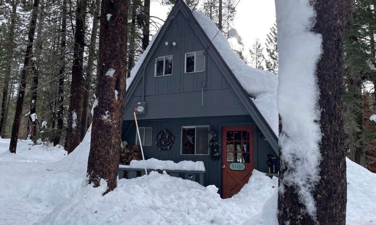 Pla-Vada Woodlands Cabin | Rustic River Retreat - Pet Friendly - WIFI - 12 minutes to Sugar Bowl Resort