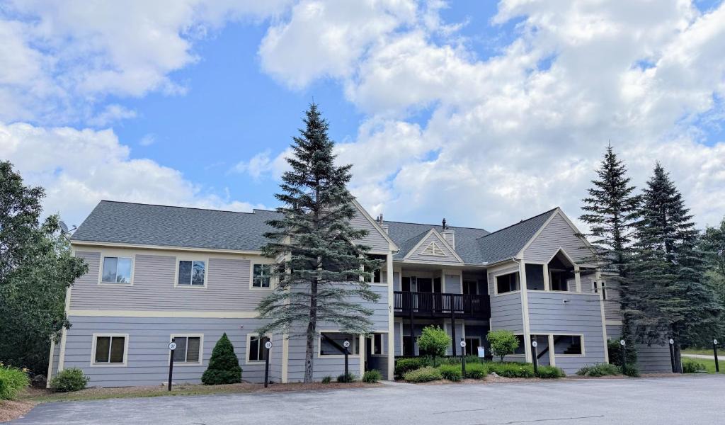 Bretton Woods House | S39 Renovated Bretton Woods Condo - Designer Kitchen - AC - Gas Fireplace - Dog Friendlly