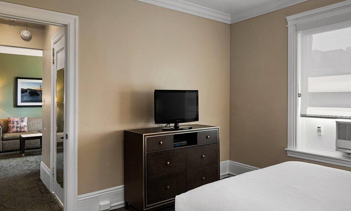 Lower Nob Hill Resort | San Francisco | Couples City Stay | Wi-Fi + Gym