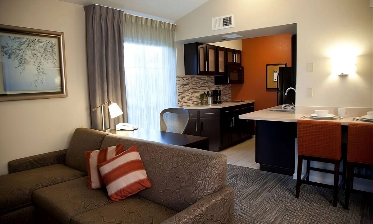 San Bruno Hotel | San Francisco Tour! 2 Spacious Units, Free Breakfast, Full Kitchen, Outdoor Pool