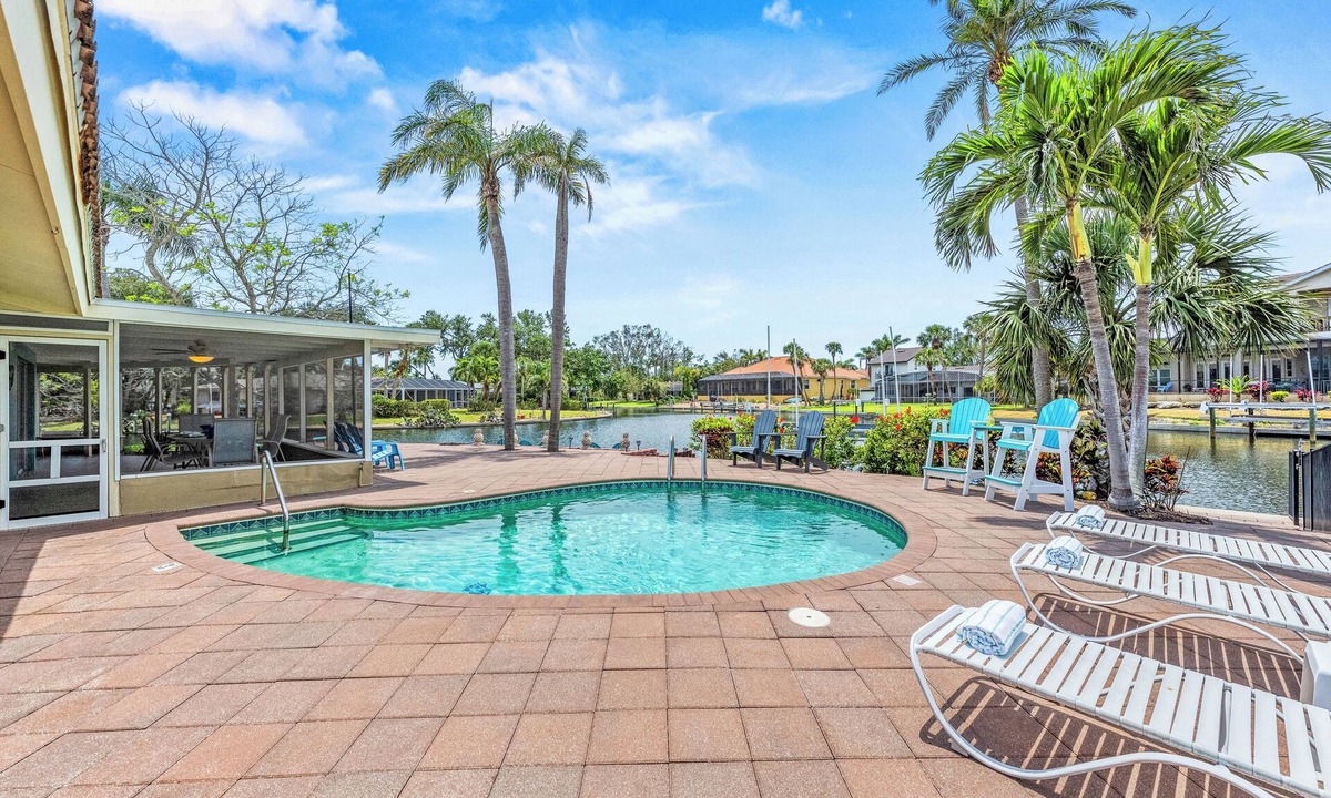 Siesta Key House | Sand Dollar Cottage | Waterfront Home w/Private Pool & Kayaks! Minutes to Siesta Key Beach!