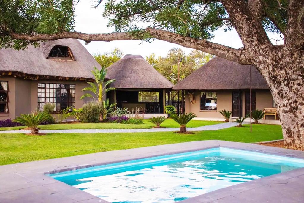 Leeupoort Cabin | Sasavona Game Lodge