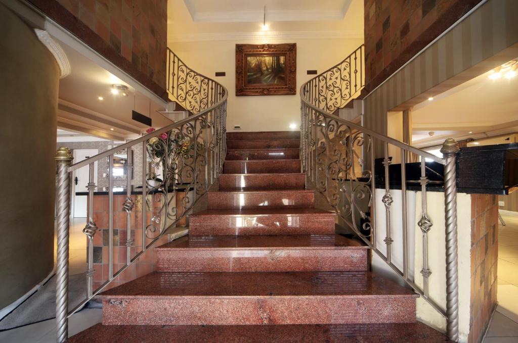 Lodge Savoy | Rondebosch East