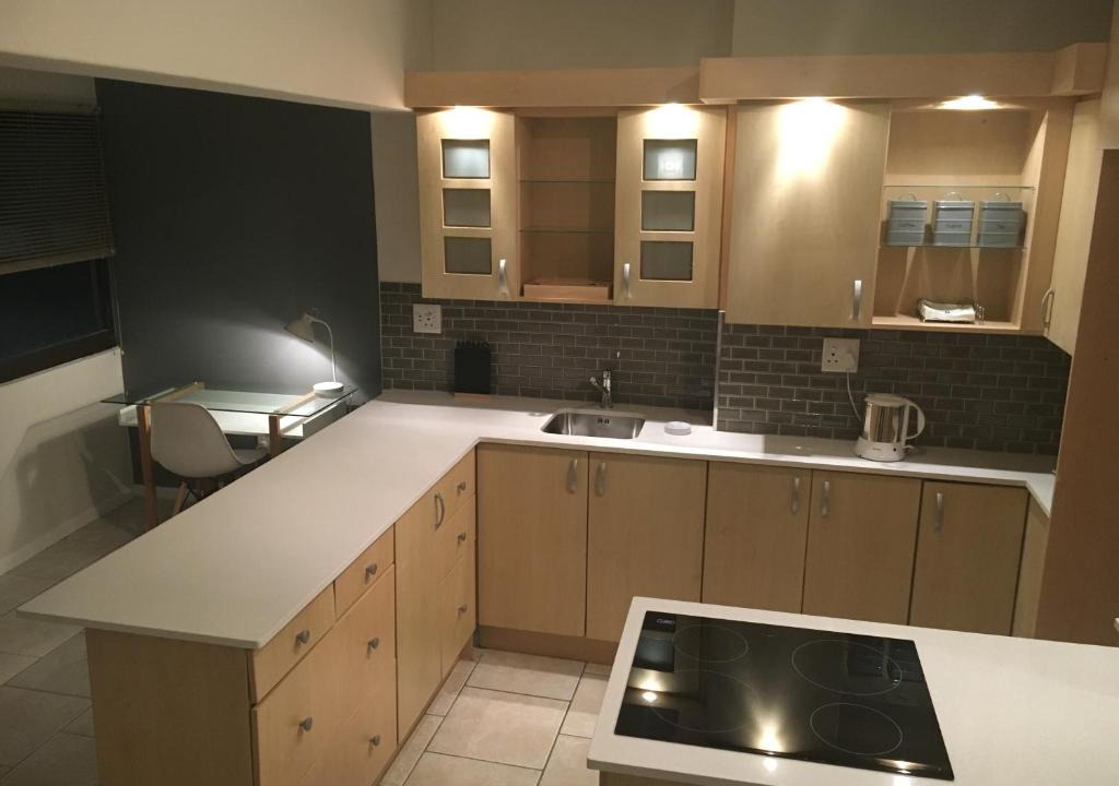 Three Anchor Bay Apartment | Sea point Promenade Self Catering Apartment ideally located to all Cape Town Attractions ! Walking distance to V&A waterfront and shops, restaurants , parks