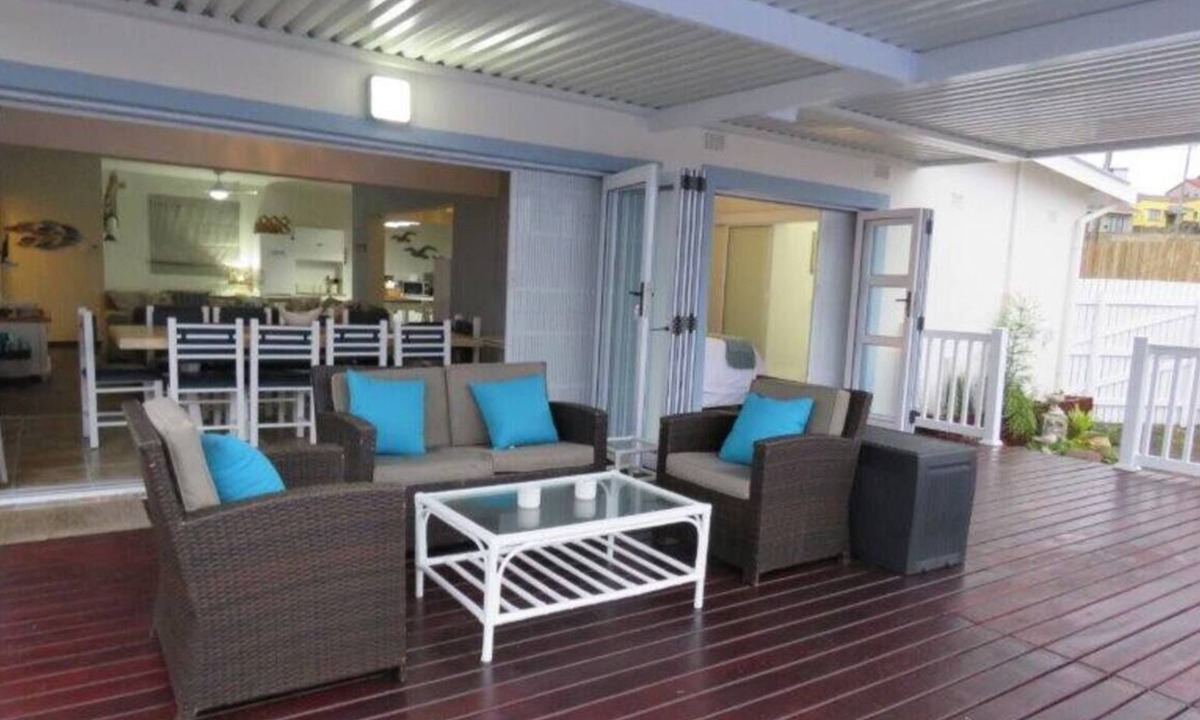 Port Shepstone House | Seagulls Beach House is a stylish, pet friendly, 4 bedroom, self catering home.