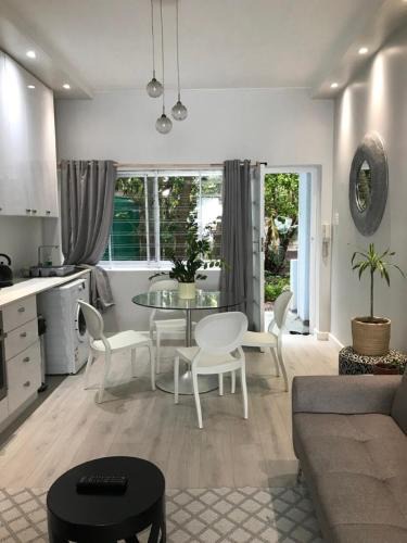 Three Anchor Bay Apartment | Seapoint Studio close to beach