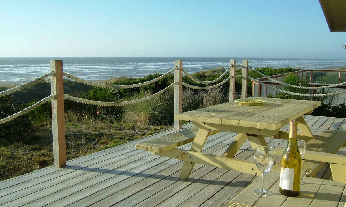 Florence House | Seaweed – 2BR beachfront home.