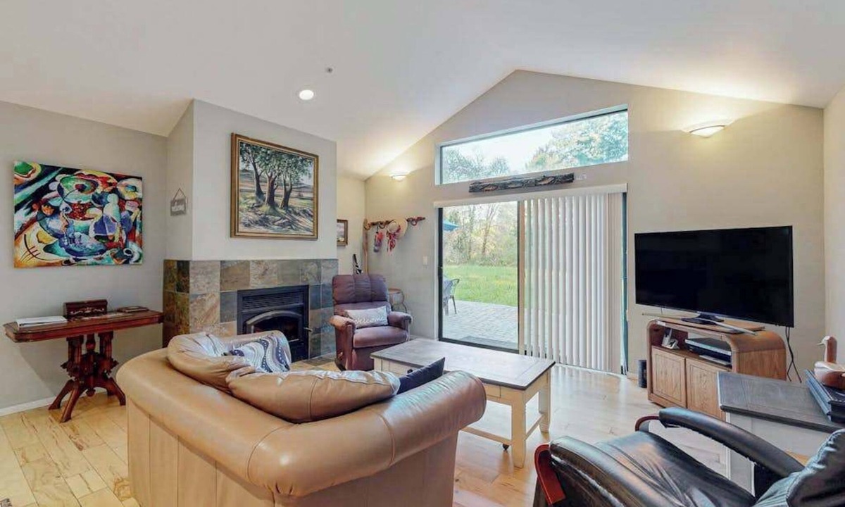 Freestone House | Sebastopol 2BR forest retreat on 6 acres with creek & fireplace