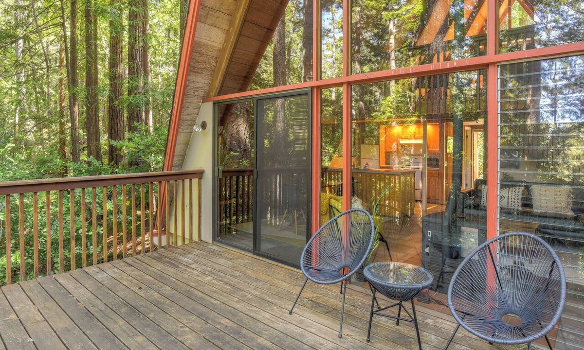 Gualala House | Secluded 1BR + Loft Forest Home for 4, Near Trail!