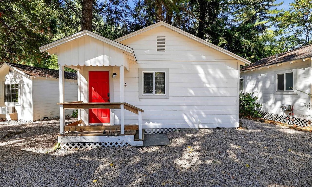 Cobb Cabin | Secluded Dog Friendly Cabin in Wine Country Cobb California