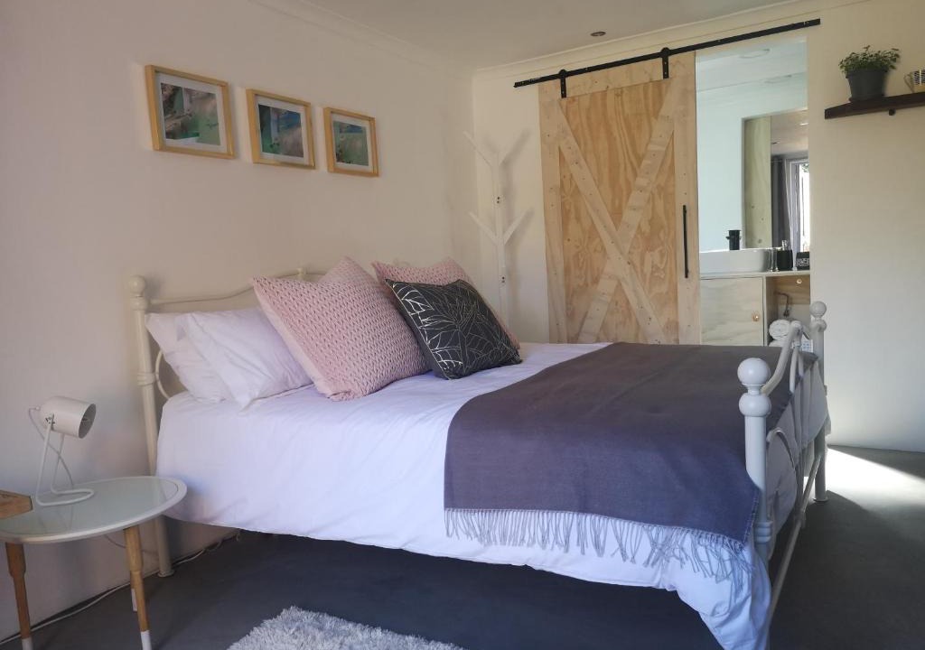 Walmer House | Secure, Private, Queen Room Close to Airport