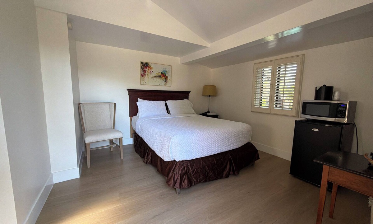 Northeast Carmel Cottage | Single Queen Cottage