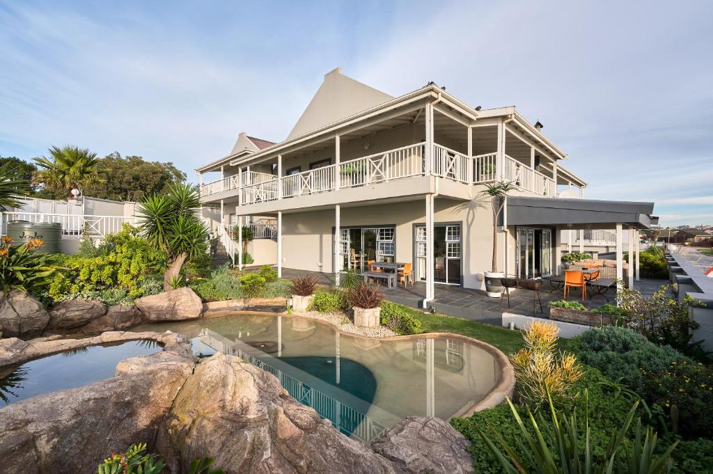 Humewood Bed & Breakfast | Sir Roys at the Sea