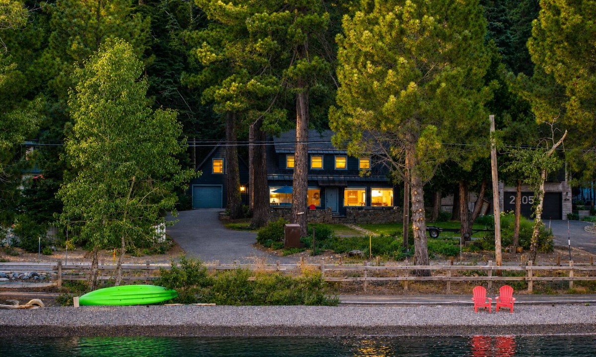 Tahoe City House | Ski Cabin | Lake Views + Lounge Seating + Alfresco Dining | 15 Min to Palisades