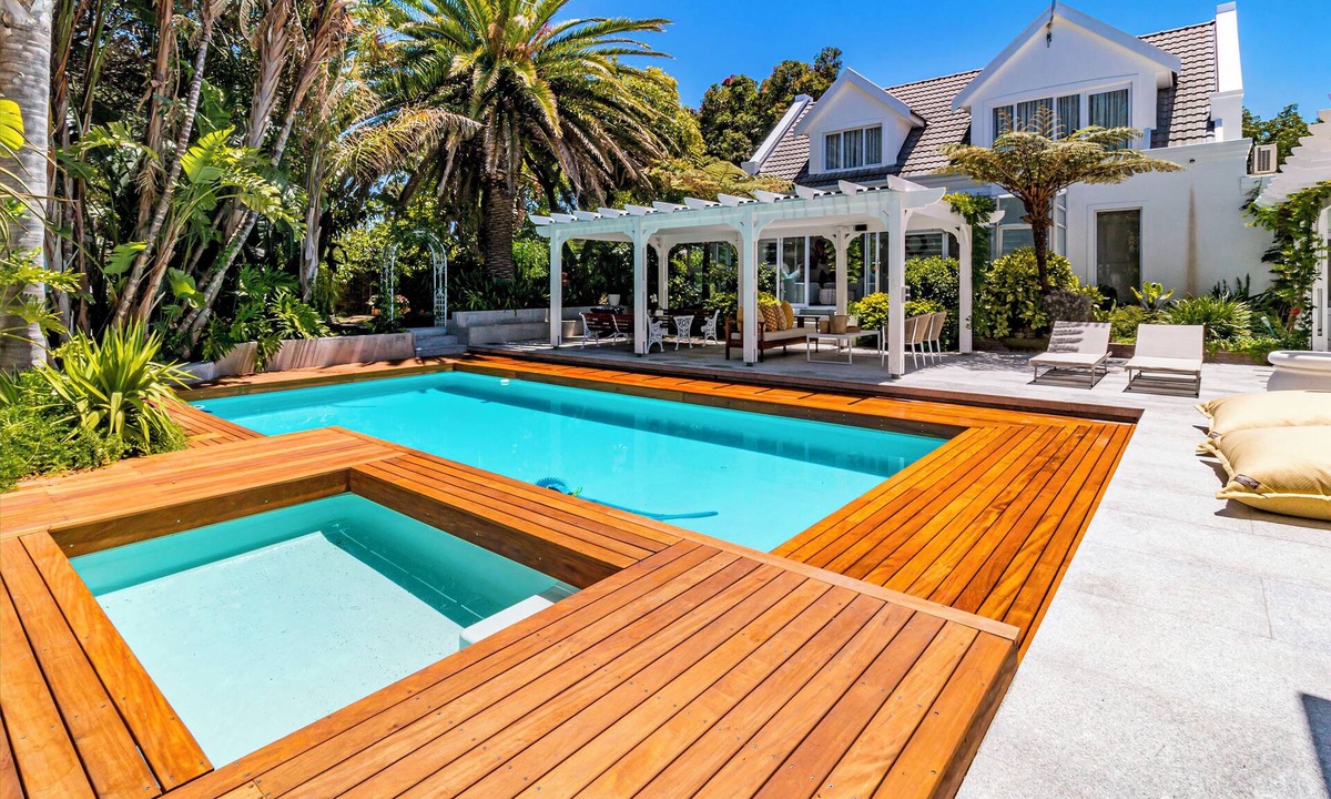 Somerset West Apartment | Skylit under trees in Somerset West 5 minutes away from world class wine farms
