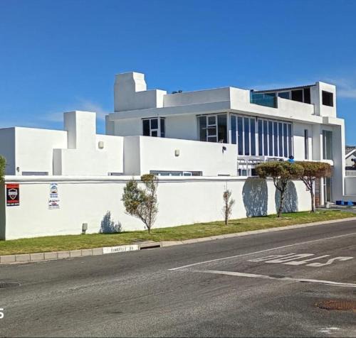 Melkbosstrand House | Skypool Guesthouse