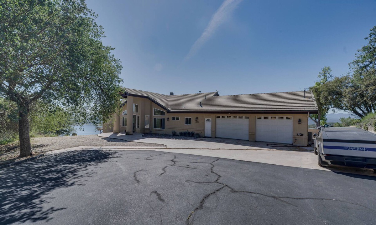 Bradley House | Skyview Ranch at Lake Nacimiento, Across from the Marina!
