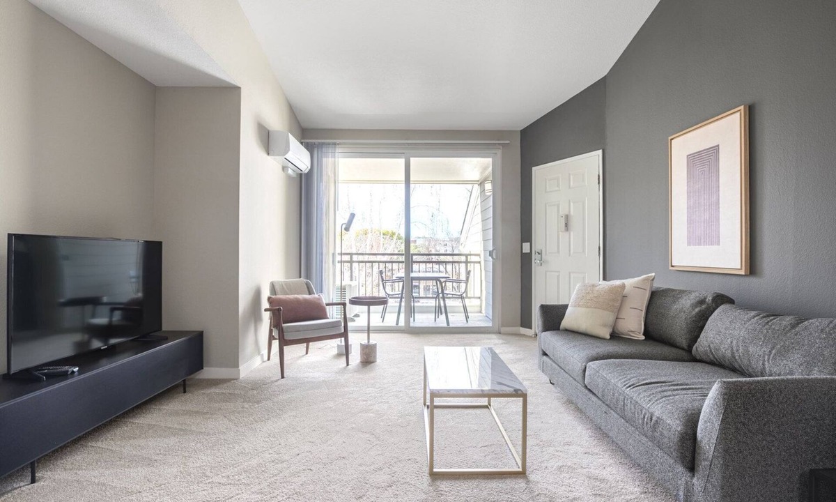 Santa Clara Apartment | Sleek Santa Clara 1BR w/Pool, Gym, nr. Caltrain & Mall by Blueground
