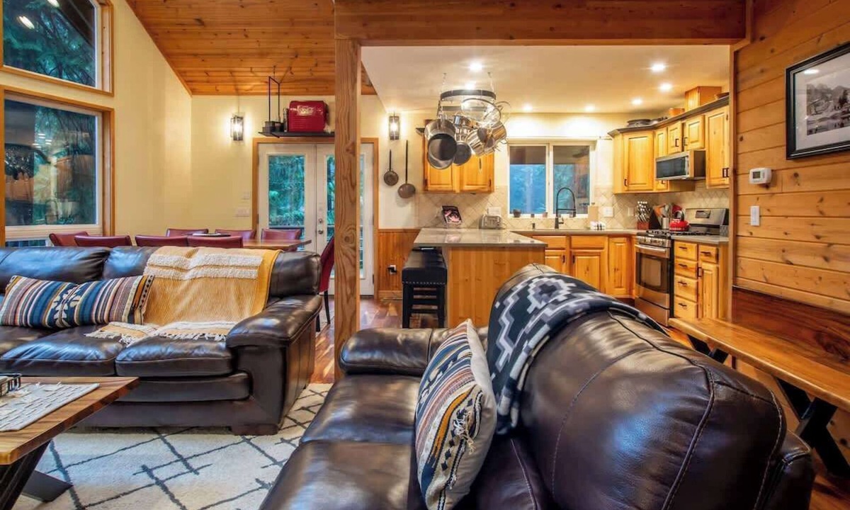 Glacier House | Snowline Lodge: Sauna, Hot Tub & 4 Kings