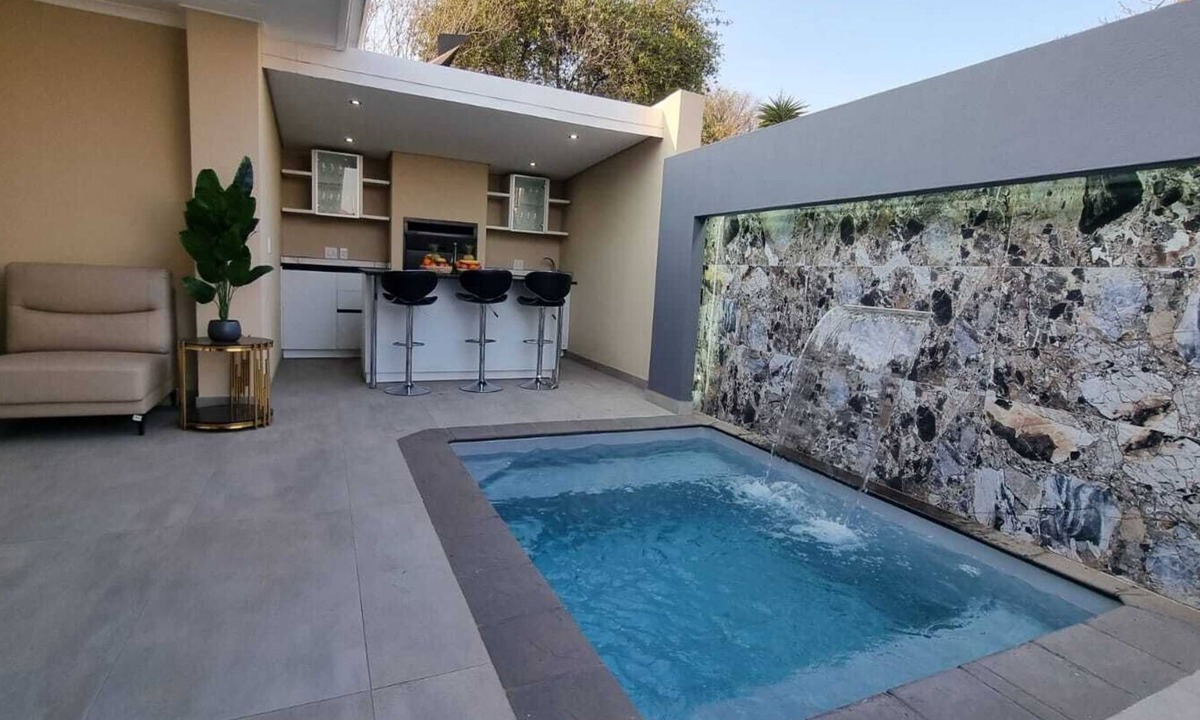 Northcliff House | Solar-powered cozy house with splash pool and jacuzzi