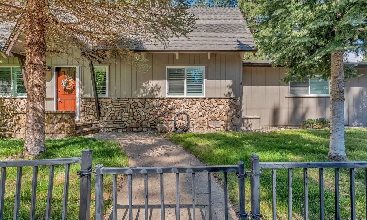Al Tahoe House | South Lake Tahoe Retreat - Walk to Lake!