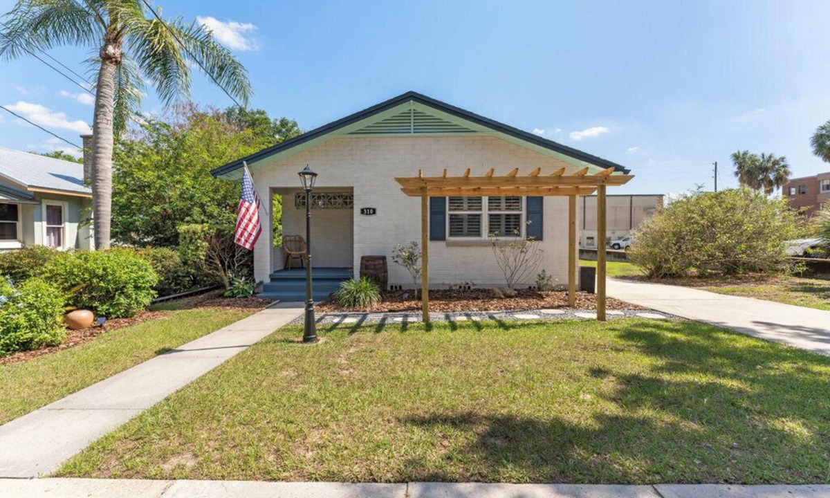 Mount Dora House | Spacious 1 block to Downtown Mt. Dora "The Brick Haven" with Garage Gameroom!