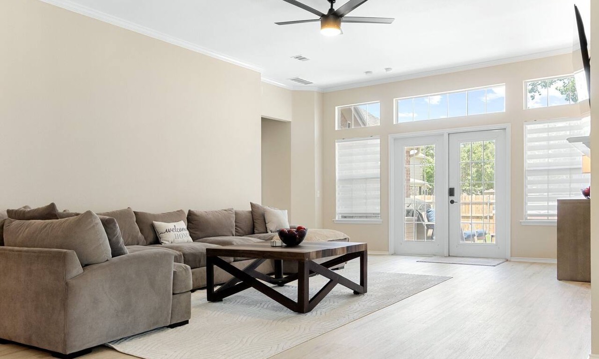 South Arlington House | Spacious 4 bedroom home with a Hot Tub, Just 15 Miles from the ATT Stadium!