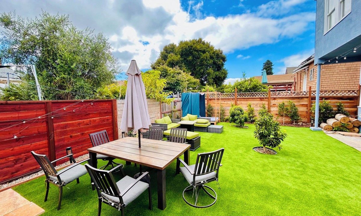 Upper Telegraph House | Spacious 4Bd-3Ba Temescal Home near UC-Berkeley with Firepit & Outdoor Dining