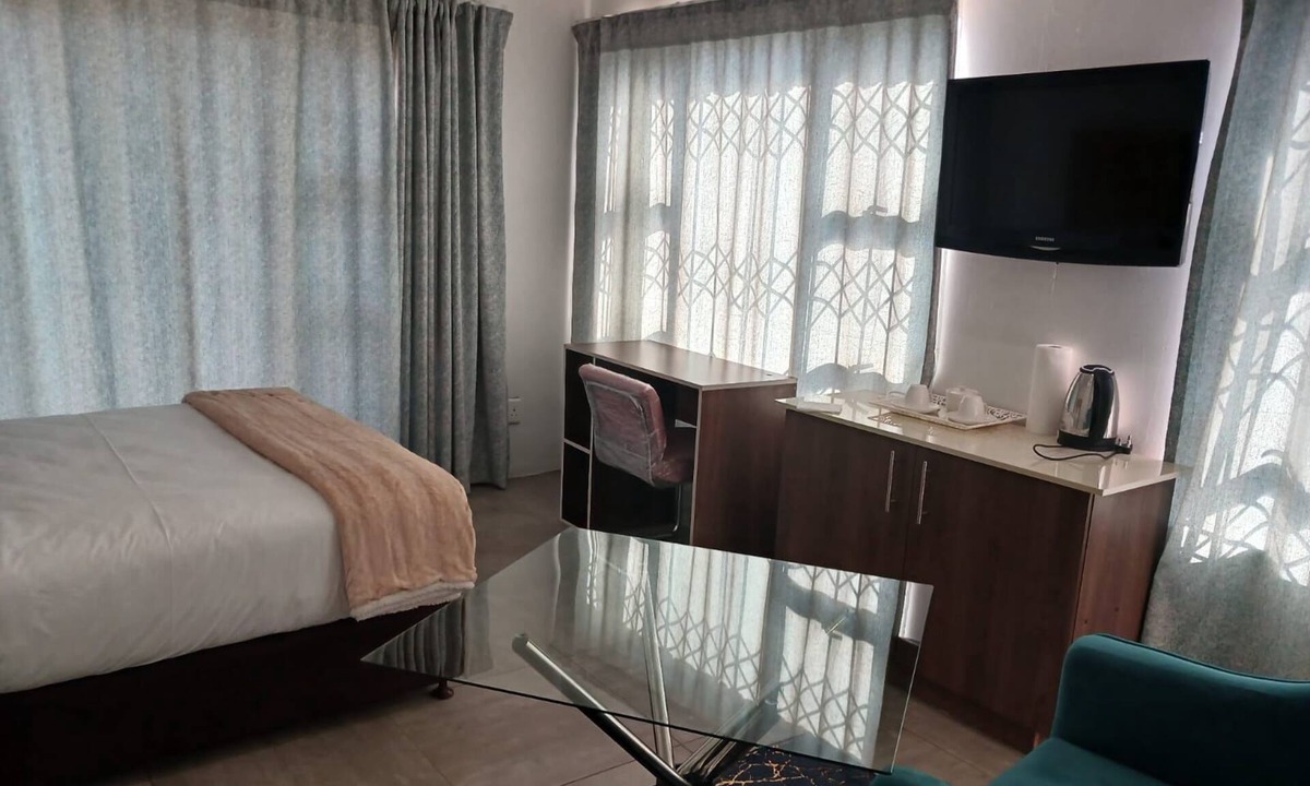 Greater Johannesburg Metropolitan Area House | Spacious 5-bedroom bungalow in delightful Midrand with AC, WiFi
