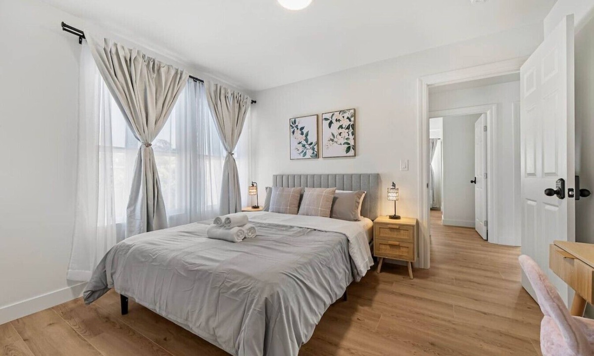 Hayward House | Spacious 7-BR Home in Hayward with A/C &Parking