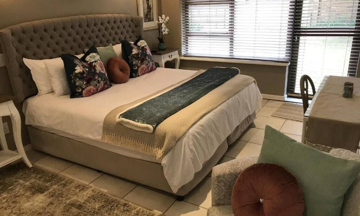 Stellenbosch Villa | Spacious family house with outside entertainment area & garden, child friendly.