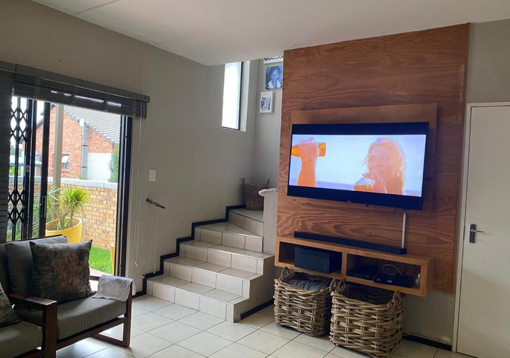 Greater Johannesburg Metropolitan Area Apartment | Spacious modern 2-bedroom duplex apartment