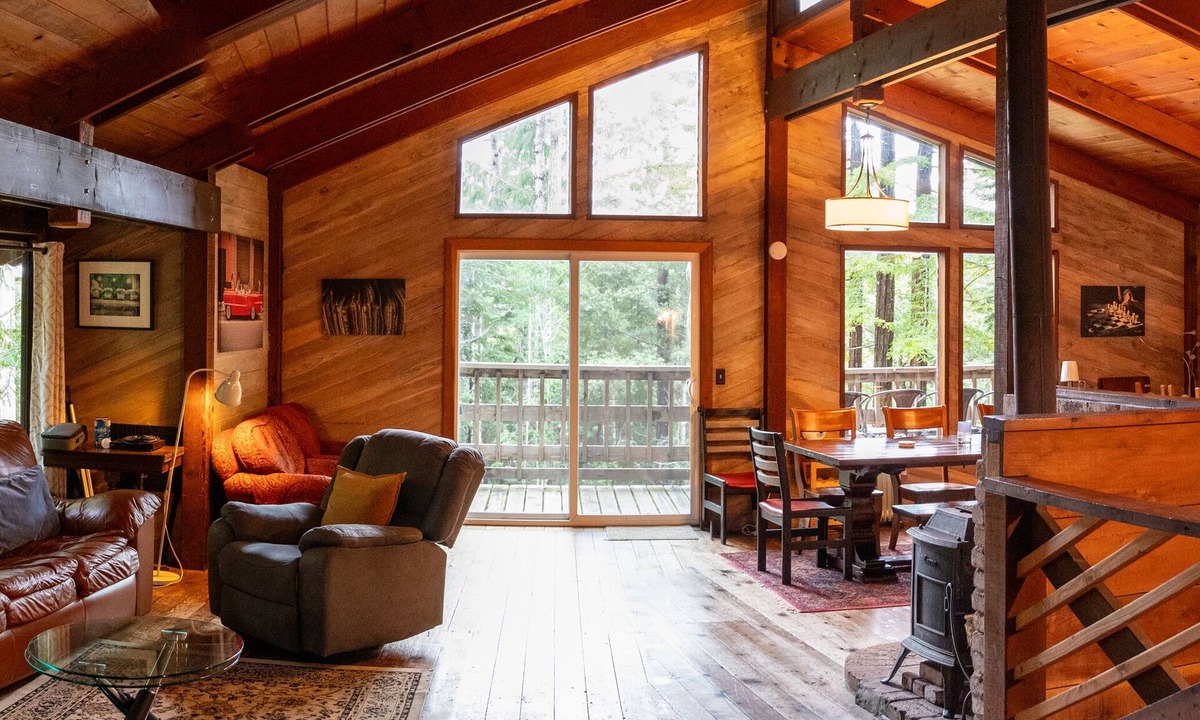 Albion House | Spacious Redwood Lodge with Hot Tub & BBQ for Groups or Families