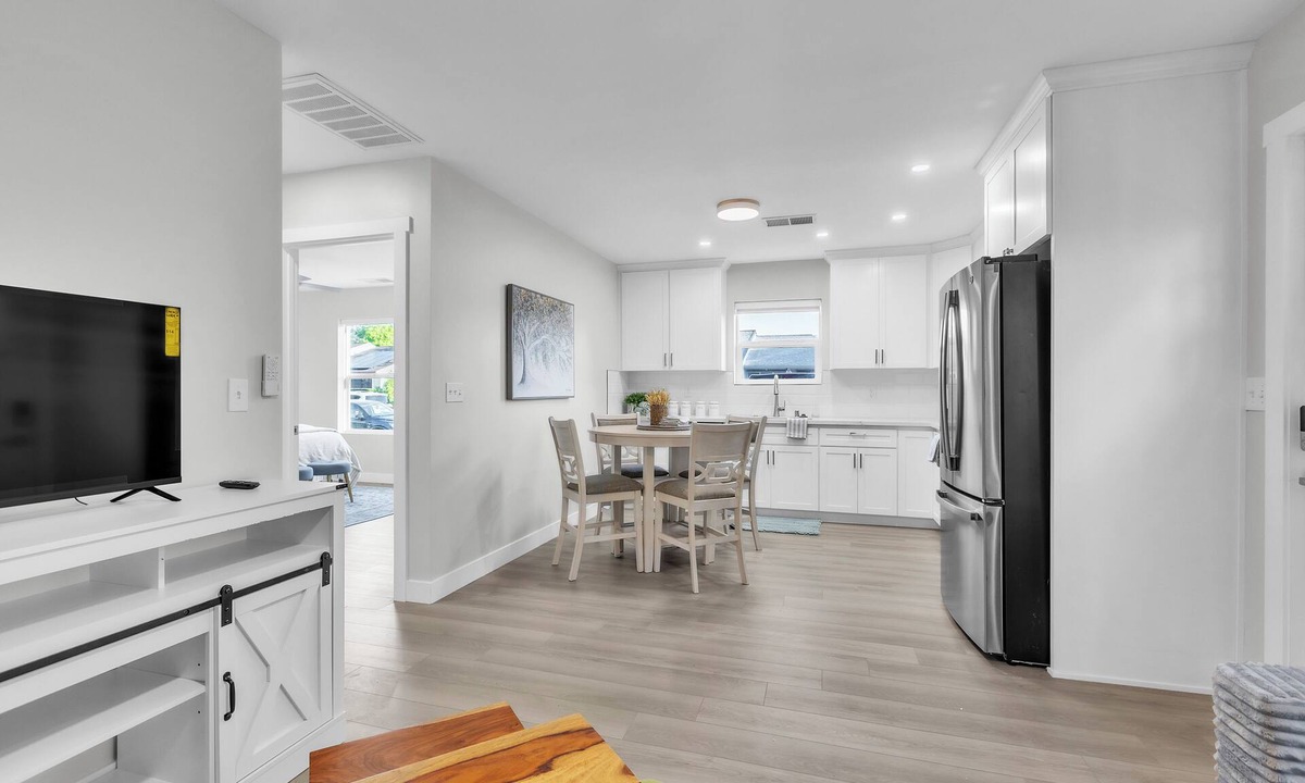 Sacramento House | Stay Bright. Stay Relaxed. Stay at Sacramento Hideaway.