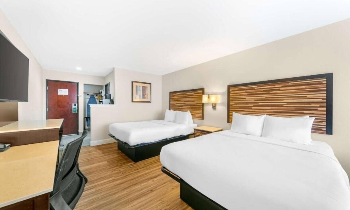 Downtown Sacramento Hotel | Stay Close to Art at This Charming Room Near Crocker Museum
