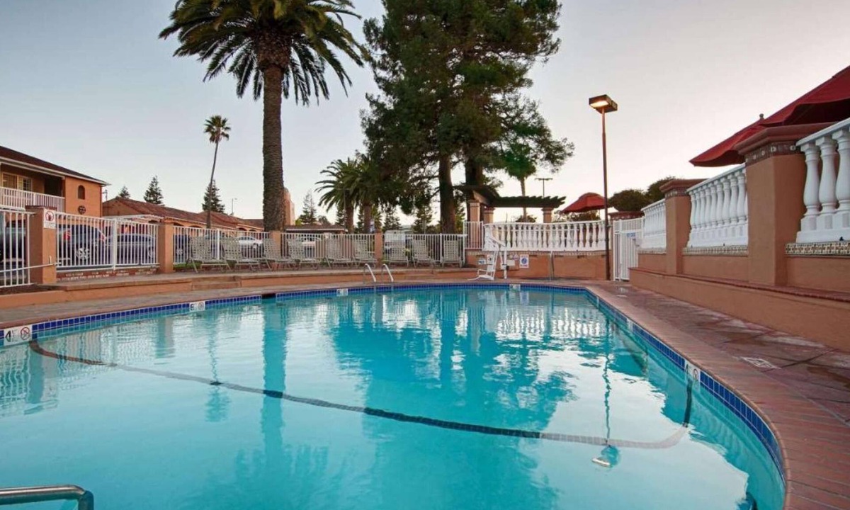 Millbrae Hotel | Stay Near Airport | Free Breakfast + Pool