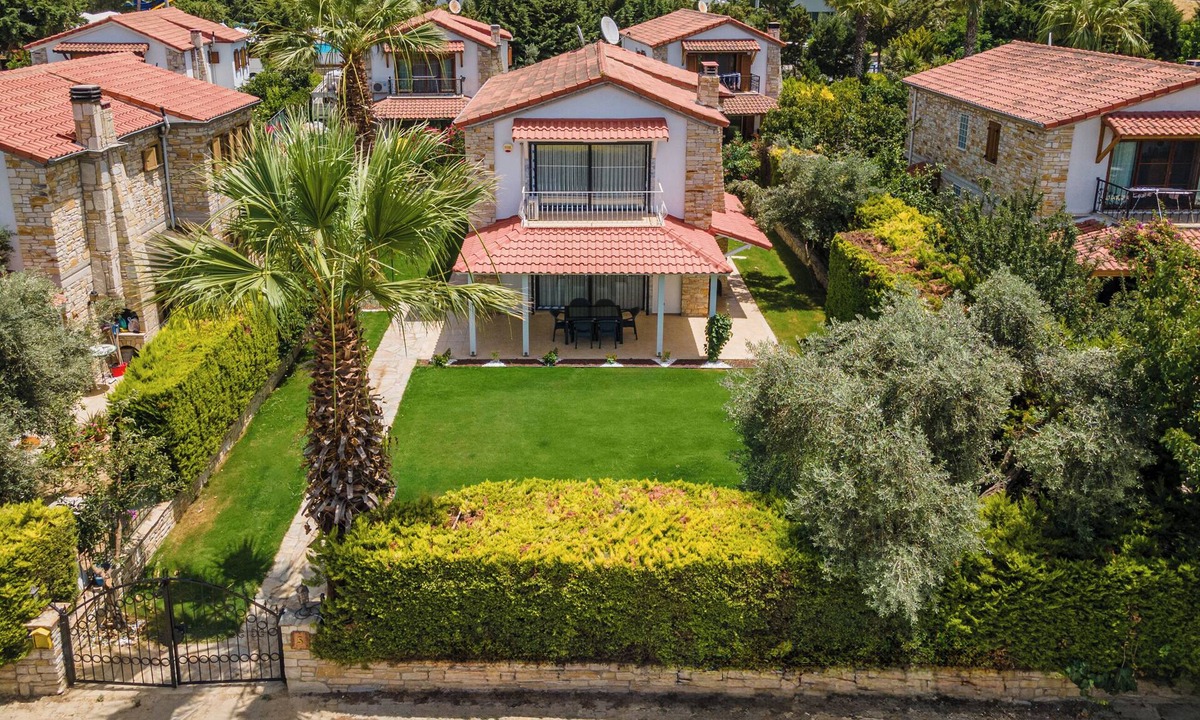 Yavansu Mahallesi Villa | Stone Villa Near Long Beach & Kusadasi Mall with Big Front Yard