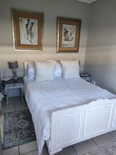 Oudtshoorn Apartment | Stonehenge Cottage