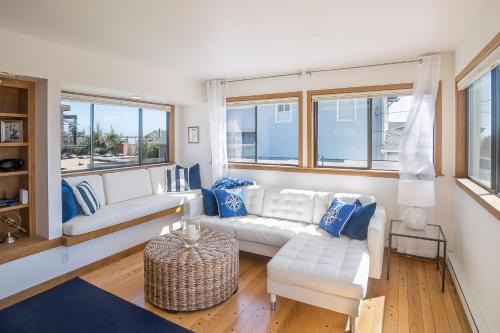 Stinson Beach House | Stroll to Shore: Stinson Beach Gem w/Hot Tub