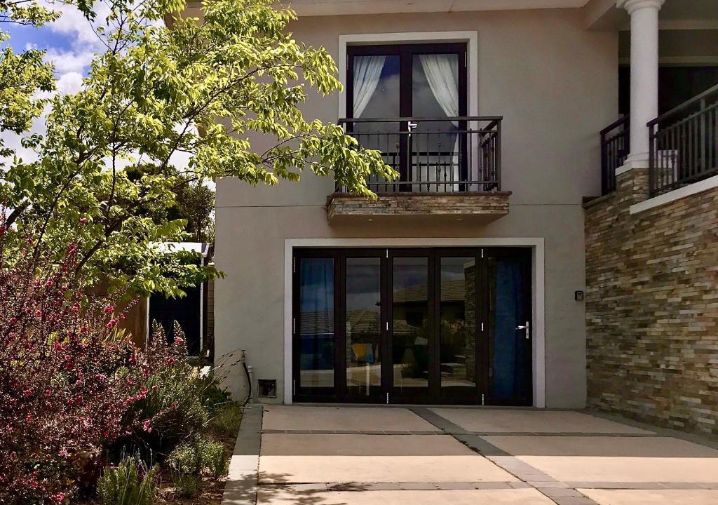 Grahamstown Apartment | Studio on the Hill with Inverter & Water tanks