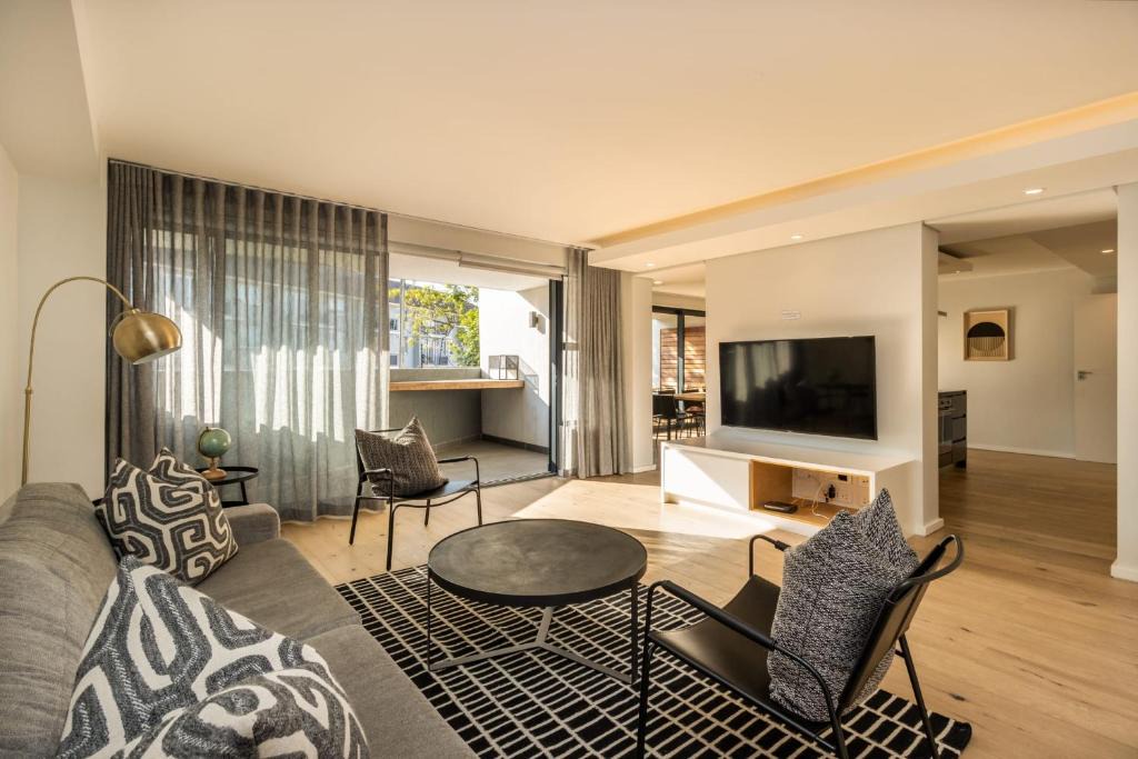 Three Anchor Bay Apartment | Stunning 3-Bed Apartment w/Balconies Pool in Cape Town