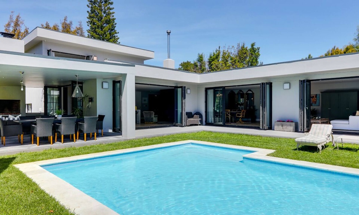 Constantia House | Stunning 5 bedroom en-suite home with tennis court