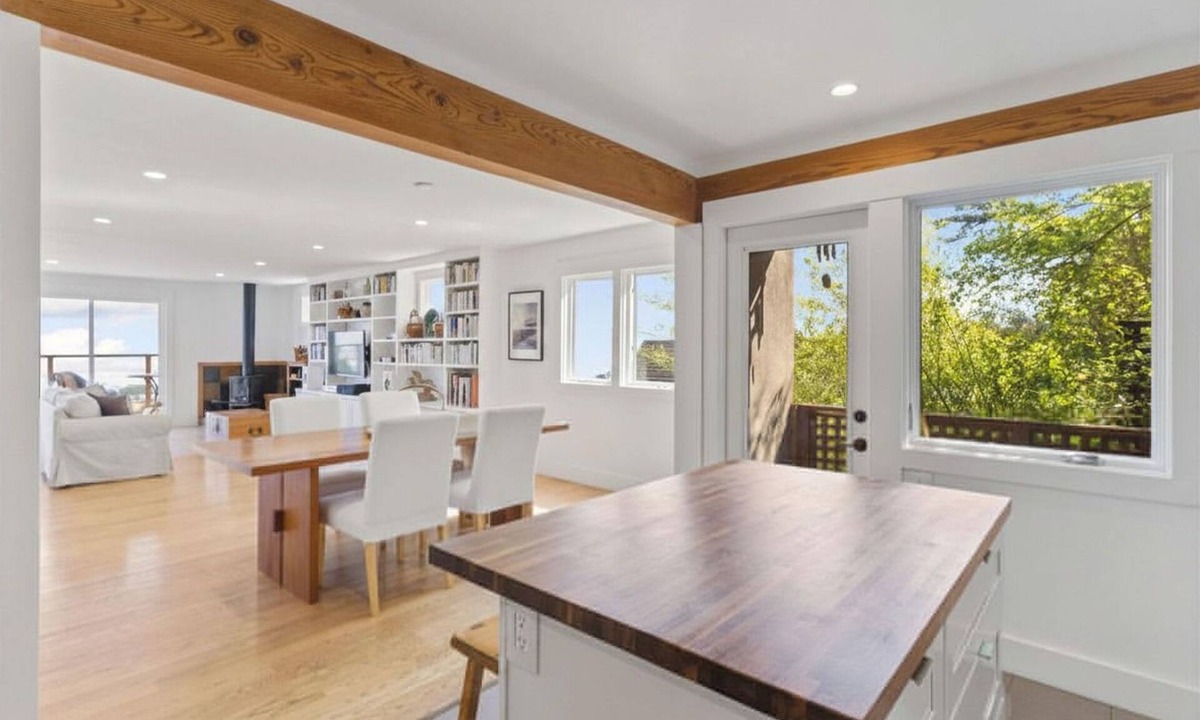 Uptown Brisbane House | Stunning Views by the Bay 2BR