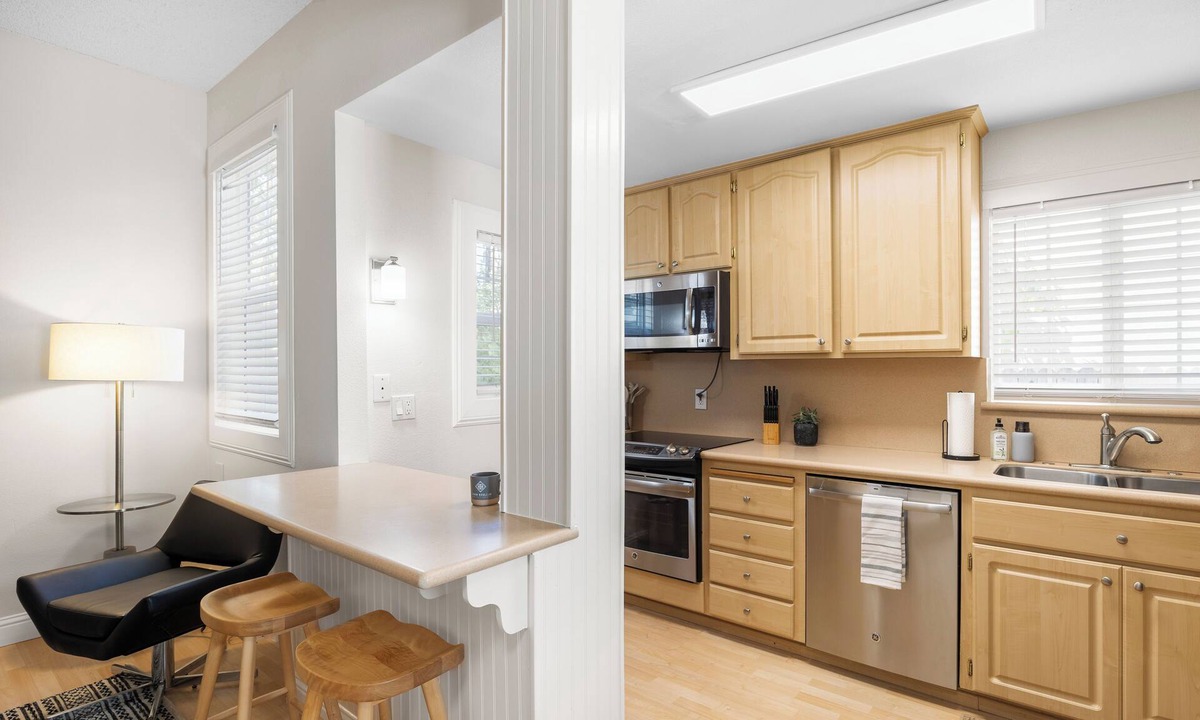 North Oak Park Apartment | Stylish, gated and quiet Apt next to UC Davis Medical Center