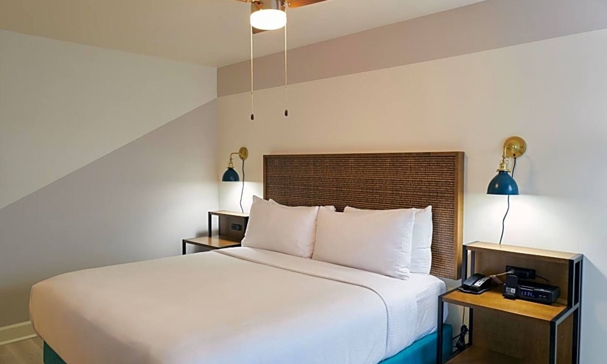 Downtown San Francisco Hotel | Stylish Retreat with Heated Rooftop Pool in Downtown San Francisco