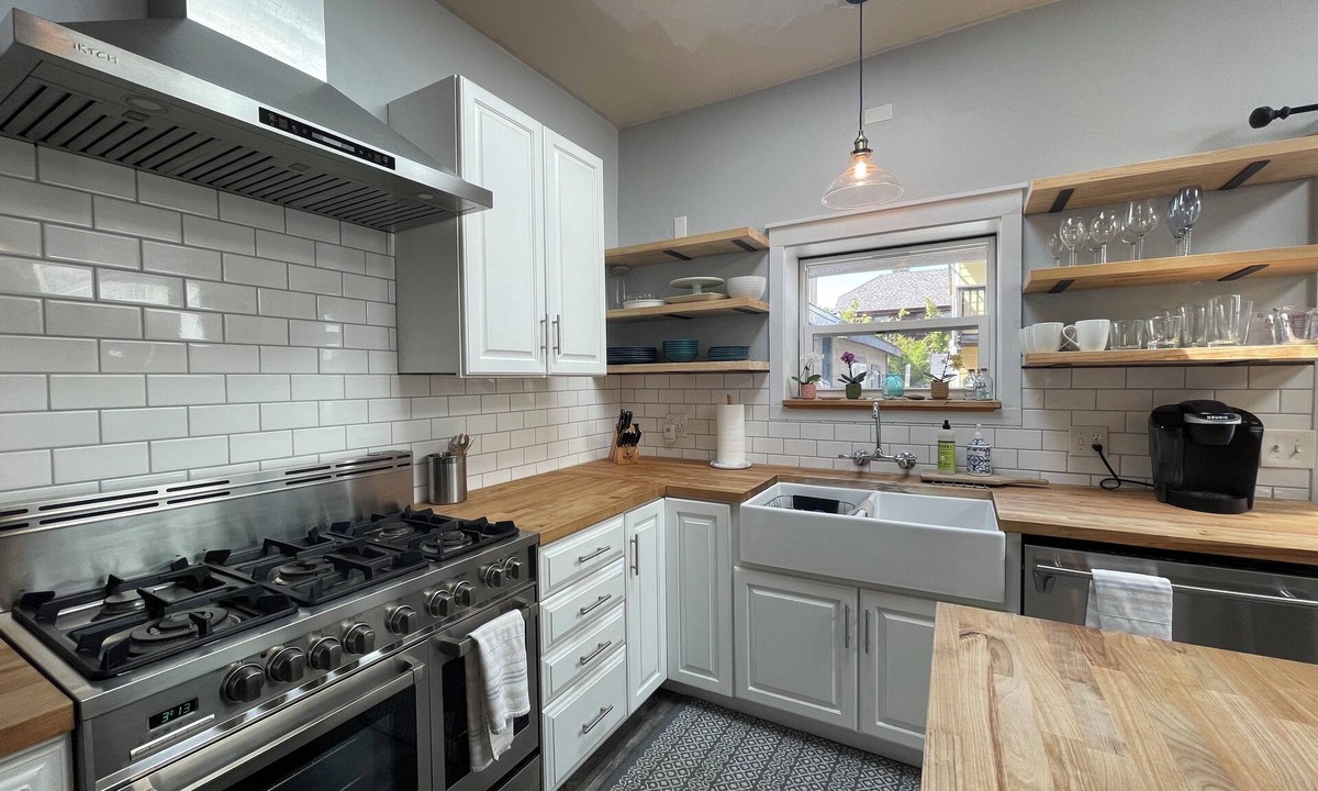 Westside Santa Cruz House | Sunlit Surf House | Downtown | Walk to Beach