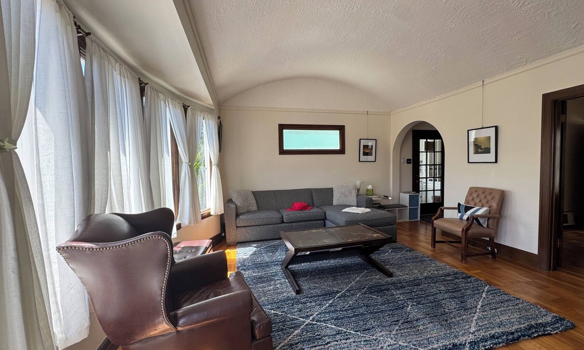 Cayuga Terrace House | Sunny 1920s Gem – Free Parking, No Chores!
